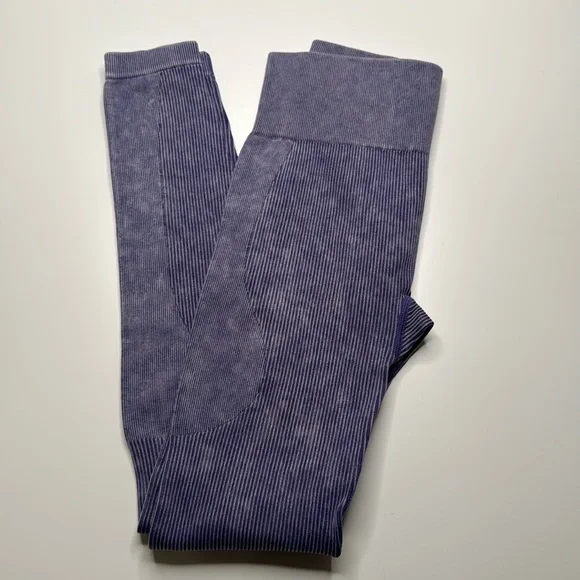 Bo+Tee Sprinter Leggings - violet.  Size small - Picture 7 of 10
